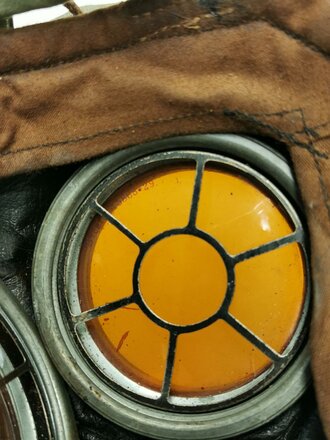 1. Weltkrieg  Gasmaske in Bereitschaftsbüchse, diese original lackiert. Ersatzklarscheiben im Deckelfach, die Maske komplett, das Leder weich, Filter datiert 1917 in sehr gutem Zustand