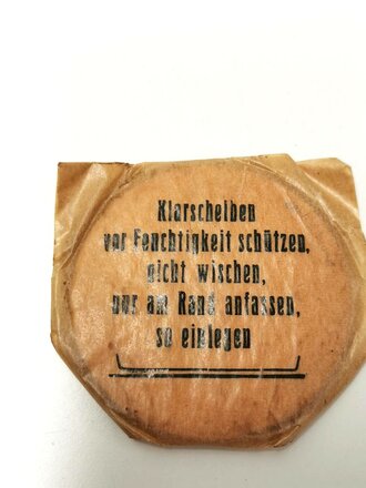 1. Weltkrieg  Gasmaske in Bereitschaftsbüchse, diese original lackiert. Ersatzklarscheiben im Deckelfach, die Maske komplett, das Leder weich, Filter datiert 1917 in sehr gutem Zustand