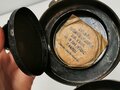 1. Weltkrieg  Gasmaske in Bereitschaftsbüchse, diese original lackiert. Ersatzklarscheiben im Deckelfach, die Maske komplett, das Leder weich, Filter datiert 1917 in sehr gutem Zustand