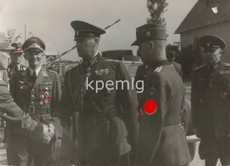 Presseaufnahme ? von Führern des RAD und Luftwaffe mit Offizieren der Bulgarischen Arrmee, Maße 13  x 18 cm