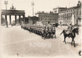 Presseaufnahme einer Ehrenformation vor dem Brandenburger Tor, Maße 12  x 17 cm