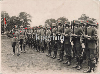 Presseaufnahme einer Ehrenformation der Infanterie beim abschreiten durch einen General, Maße 12  x 16 cm