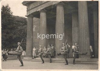 Presseaufnahme der Ehrenformation des Infanterie Regiment Großdeutschland vor der neuen Wache in Berlin, Maße 12  x 18 cm