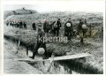 Presseaufnahme von Angehörigen der Pioniertruppe beim Transport von Tellerminen 42, Maße 13  x 18 cm