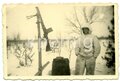 Aufnahme eines Angehörigen des Heeres in Wintertarnbekleidung mit Fliegerabwehr MG26t, Maße 6 x 9 cm
