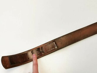 Koppelriemen mit Aluminiumgegenhalt,  geschwärztes Leder, wohl für Rot Kreuz oder Polizei, Gesamtlänge 102cm