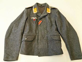 Luftwaffe, Fliegerbluse für einen Unteroffizier des fliegenden Personal oder Fallschirmtruppe. Die Effekten original vernäht, leicht getragenes Stück in sehr gutem Zustand