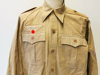 Luftwaffe Tropenhemd für Mannschaften fliegendes Personal oder Fallschirmtruppe. Der originale Brustadler wohl nachträglich vernäht