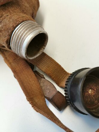 Feldflasche Wehrmacht, getragenes Stück, Leder zum Teil ausgetrocknet