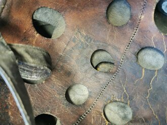 Luftwaffe, Stahlhelm für Angehörige der Fallschirmtruppen Modell 1938.  Spätes Stück mit originaler Tarnlackierung. Innenfutter zum Teil oberflächlich rissig aber weich. Zusammengehöriger, getragener Helm.