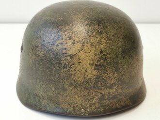 Luftwaffe, Stahlhelm für Angehörige der Fallschirmtruppen Modell 1938.  Spätes Stück mit originaler Tarnlackierung. Innenfutter zum Teil oberflächlich rissig aber weich. Zusammengehöriger, getragener Helm.