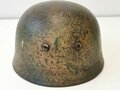 Luftwaffe, Stahlhelm für Angehörige der Fallschirmtruppen Modell 1938.  Spätes Stück mit originaler Tarnlackierung. Innenfutter zum Teil oberflächlich rissig aber weich. Zusammengehöriger, getragener Helm.