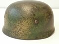 Luftwaffe, Stahlhelm für Angehörige der Fallschirmtruppen Modell 1938.  Spätes Stück mit originaler Tarnlackierung. Innenfutter zum Teil oberflächlich rissig aber weich. Zusammengehöriger, getragener Helm.