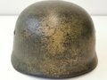 Luftwaffe, Stahlhelm für Angehörige der Fallschirmtruppen Modell 1938.  Spätes Stück mit originaler Tarnlackierung. Innenfutter zum Teil oberflächlich rissig aber weich. Zusammengehöriger, getragener Helm.