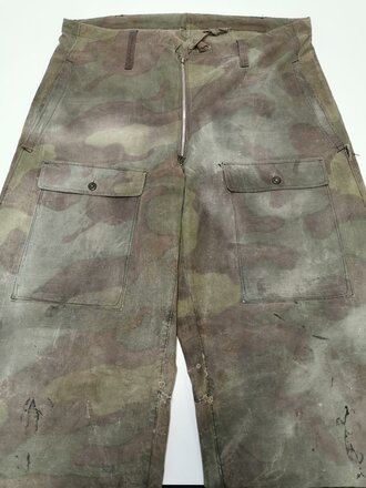 Wehrmacht Tarnhose aus italienischem Zeltbahnmaterial, so gerne von Angehörigen der Luftwaffe in Italien getragen. Diverse alte Reparaturstellen, Reissverschluss gängig