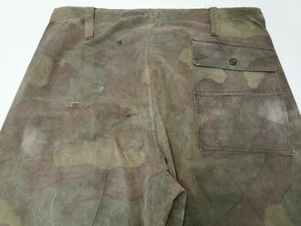 Wehrmacht Tarnhose aus italienischem Zeltbahnmaterial, so gerne von Angehörigen der Luftwaffe in Italien getragen. Diverse alte Reparaturstellen, Reissverschluss gängig