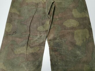 Wehrmacht Tarnhose aus italienischem Zeltbahnmaterial, so gerne von Angehörigen der Luftwaffe in Italien getragen. Diverse alte Reparaturstellen, Reissverschluss gängig
