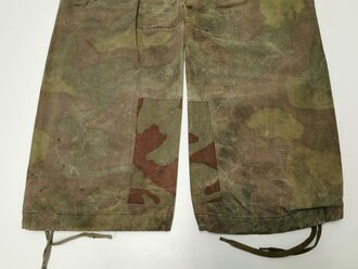 Wehrmacht Tarnhose aus italienischem Zeltbahnmaterial, so gerne von Angehörigen der Luftwaffe in Italien getragen. Diverse alte Reparaturstellen, Reissverschluss gängig