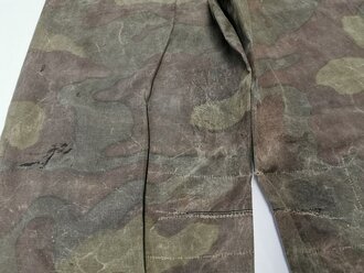 Wehrmacht Tarnhose aus italienischem Zeltbahnmaterial, so gerne von Angehörigen der Luftwaffe in Italien getragen. Diverse alte Reparaturstellen, Reissverschluss gängig