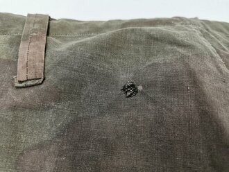 Wehrmacht Tarnhose aus italienischem Zeltbahnmaterial, so gerne von Angehörigen der Luftwaffe in Italien getragen. Diverse alte Reparaturstellen, Reissverschluss gängig