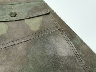 Wehrmacht Tarnhose aus italienischem Zeltbahnmaterial, so gerne von Angehörigen der Luftwaffe in Italien getragen. Diverse alte Reparaturstellen, Reissverschluss gängig