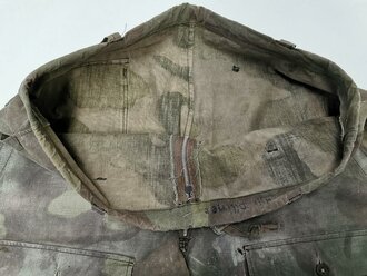 Wehrmacht Tarnhose aus italienischem Zeltbahnmaterial, so gerne von Angehörigen der Luftwaffe in Italien getragen. Diverse alte Reparaturstellen, Reissverschluss gängig