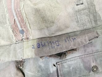 Wehrmacht Tarnhose aus italienischem Zeltbahnmaterial, so gerne von Angehörigen der Luftwaffe in Italien getragen. Diverse alte Reparaturstellen, Reissverschluss gängig