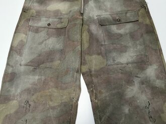 Wehrmacht Tarnhose aus italienischem Zeltbahnmaterial, so gerne von Angehörigen der Luftwaffe in Italien getragen. Diverse alte Reparaturstellen, Reissverschluss gängig