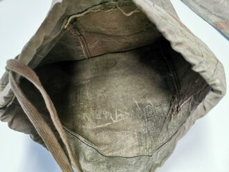 Wehrmacht Tarnhose aus italienischem Zeltbahnmaterial, so gerne von Angehörigen der Luftwaffe in Italien getragen. Diverse alte Reparaturstellen, Reissverschluss gängig