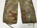 Wehrmacht Tarnhose aus italienischem Zeltbahnmaterial, so gerne von Angehörigen der Luftwaffe in Italien getragen. Diverse alte Reparaturstellen, Reissverschluss gängig