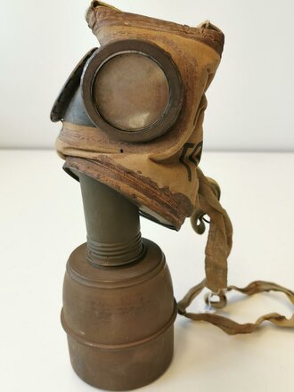 Frankreich 2.Weltkrieg, Gasmaske mit Filter , dieser datiert 1939. Maskenkörper angetrocknet aber beweglich