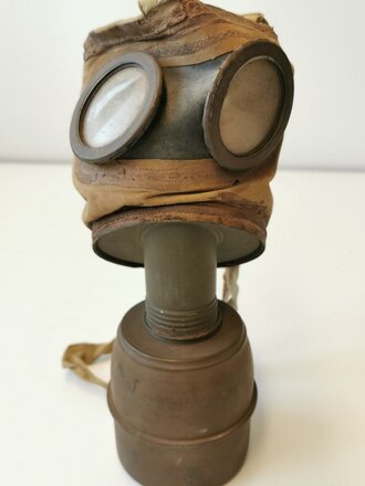 Frankreich 2.Weltkrieg, Gasmaske mit Filter , dieser datiert 1939. Maskenkörper angetrocknet aber beweglich