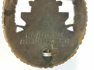 Flottenkriegsabzeichen Buntmetall, Hersteller "Fec. Adolf Bock - Ausf. Schwerin Berlin" in gutem Zustand