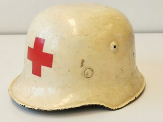 Stahlhelm III.Reich, so von z.B. Rot Kreuz und OT getragen. Wohl in der Nachkriegszeit nochmal lackiert und mit Rot Kreuz Emblem versehen