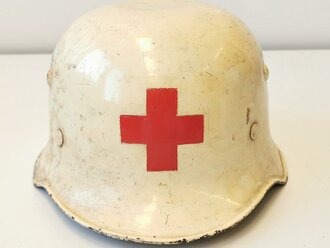 Stahlhelm III.Reich, so von z.B. Rot Kreuz und OT getragen. Wohl in der Nachkriegszeit nochmal lackiert und mit Rot Kreuz Emblem versehen