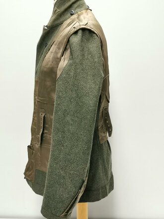 Heer,  Feldbluse Modell 1942 . Leicht getragenes Stück, die Kragenspiegel original - der Adler neuzeitlich vernäht.