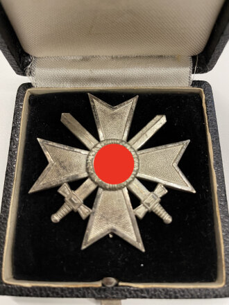 Kriegsverdienstkreuz 1. Klasse 1939 Hersteller 43 auf der Nadel  für Julius Bauer Söhne, Zella-Mehlis. Im Etui