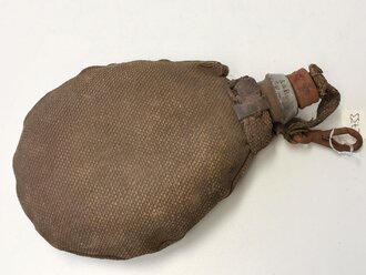 1. Weltkrieg Feldflasche mit Bezug aus Ersatzmaterial, dieser datiert 1918. Ungereinigtes Stück