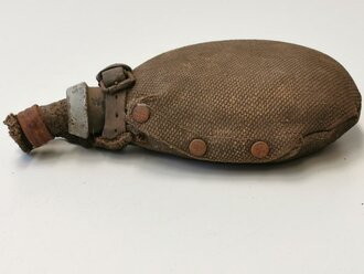 1. Weltkrieg Feldflasche mit Bezug aus Ersatzmaterial, dieser datiert 1918. Ungereinigtes Stück