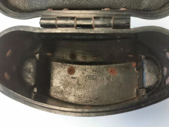 Preßstoffbehälter zum Dienstglas 6x30 der Wehrmacht. Guter Zustand