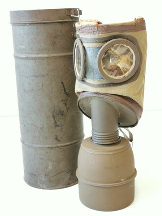 Frankreich 2. Weltkrieg, Gasmaske mit Filter in Bereitschaftsbüchse, diese original lackiert