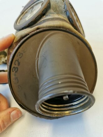 Frankreich 2. Weltkrieg, Gasmaske mit Filter in Bereitschaftsbüchse, diese original lackiert