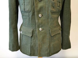 Heer, Feldbluse Modell 1936 für Mannschaften, die Kragenspiegel für Offiziere der Panzertruppe höchstwahrscheinlich original vernäht, der Brustadler  neuzeitlich vernäht. Stärker getragenes Stück