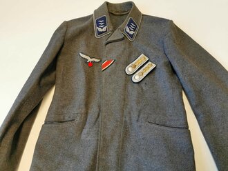 Luftwaffe, Fliegerbluse für einen Hauptmann der Sanitätstruppe. Interessantes Stück aus Mannschaftstuch im Schnitt der Fliegerbluse für Offiziere. Die Effekten original vernäht, die Schulterstücke beiliegend