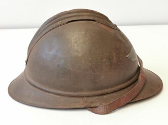 Luftschutz Stahlhelm , Französischer Adrianhelm, mit Abzeichen versehen, etwa 40% des Hakenkreuz erhalten