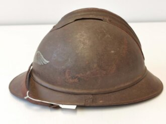 Luftschutz Stahlhelm , Französischer Adrianhelm, mit Abzeichen versehen, etwa 40% des Hakenkreuz erhalten