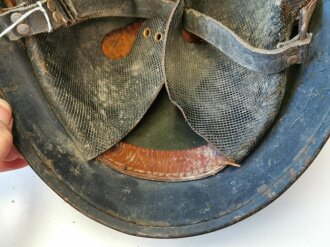 Luftschutz Stahlhelm , Niederländischer Stahlhelm, Luftschutzblau lackiert und mit Emblem versehen. Ungereinigtes Stück, das Hakenkreuz vollständig erhalten