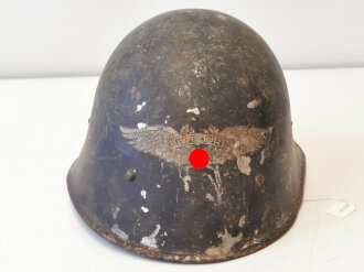 Luftschutz Stahlhelm , Niederländischer Stahlhelm, Luftschutzblau lackiert und mit Emblem versehen. Ungereinigtes Stück, das Hakenkreuz vollständig erhalten