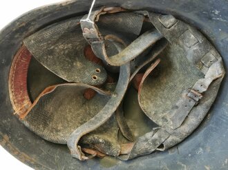 Luftschutz Stahlhelm , Niederländischer Stahlhelm, Luftschutzblau lackiert und mit Emblem versehen. Ungereinigtes Stück, das Hakenkreuz vollständig erhalten