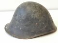 Luftschutz Stahlhelm , Niederländischer Stahlhelm, Luftschutzblau lackiert und mit Emblem versehen. Ungereinigtes Stück, das Hakenkreuz vollständig erhalten